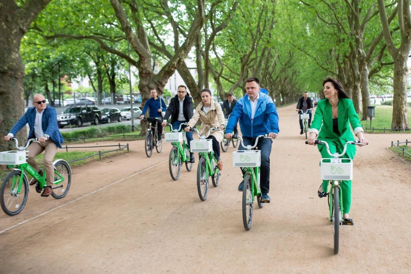 Zielona Polska, to Polska 2050. W ramach członkowie Polski 2050 poruszają się rowerami, promując ekologiczny transport.