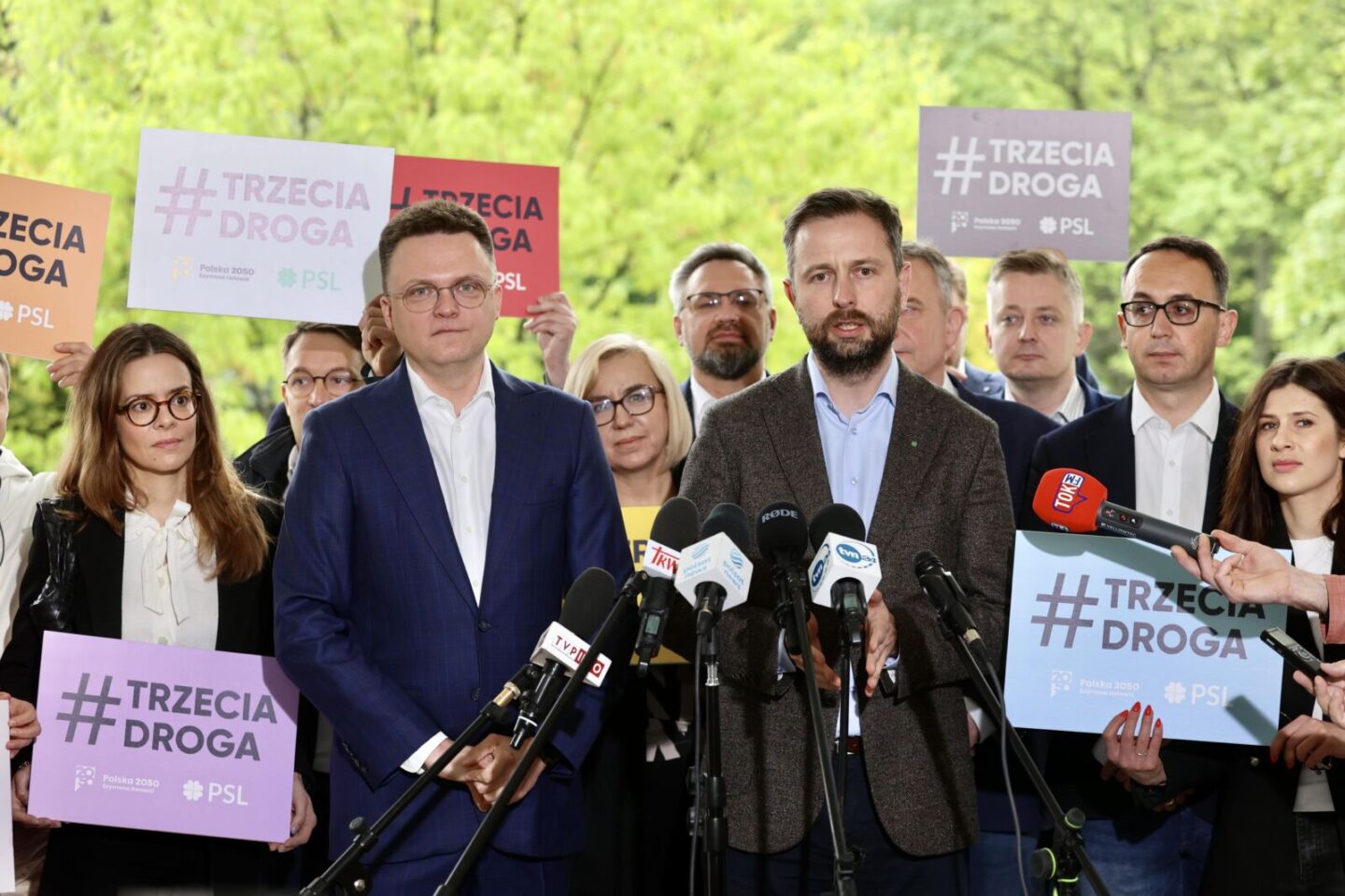 Trzecia Droga - Szymon Hołownia i Władysław Kosiniak Kamysz podpisują umowę koalicyjną na wybory między Polską 2050 a PSL