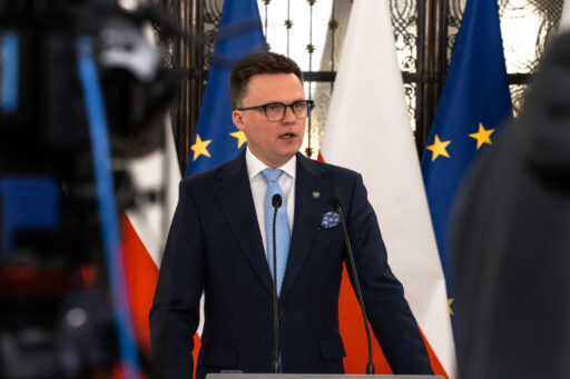 Większe kary za&nbsp;nieobecność na&nbsp;posiedzeniach, kontrola trzeźwości posłów, ograniczenie liczby zespołów poselskich oraz&nbsp;oświadczenia w&nbsp;sprawach bieżących zamiast wniosków formalnych – Marszałek Szymon Hołownia zapowiada zmiany