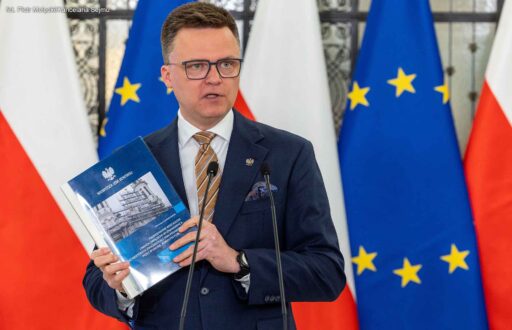 Marszałek Szymon Hołownia przedstawia raport NIK dotyczący przepływu pieniędzy między państwem a kościołem