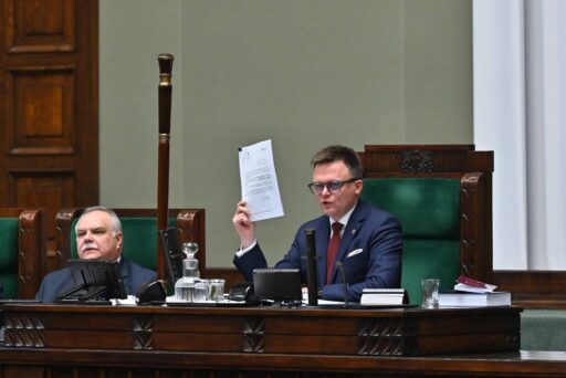 Kary dla posłów wagarowiczów przyjęte przez Sejm. Posłowie poparli inicjatywę Marszałka Szymona Hołowni